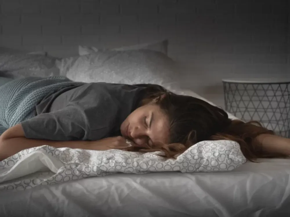 Los motivos por los que los especialistas recomiendan no dormir boca abajo