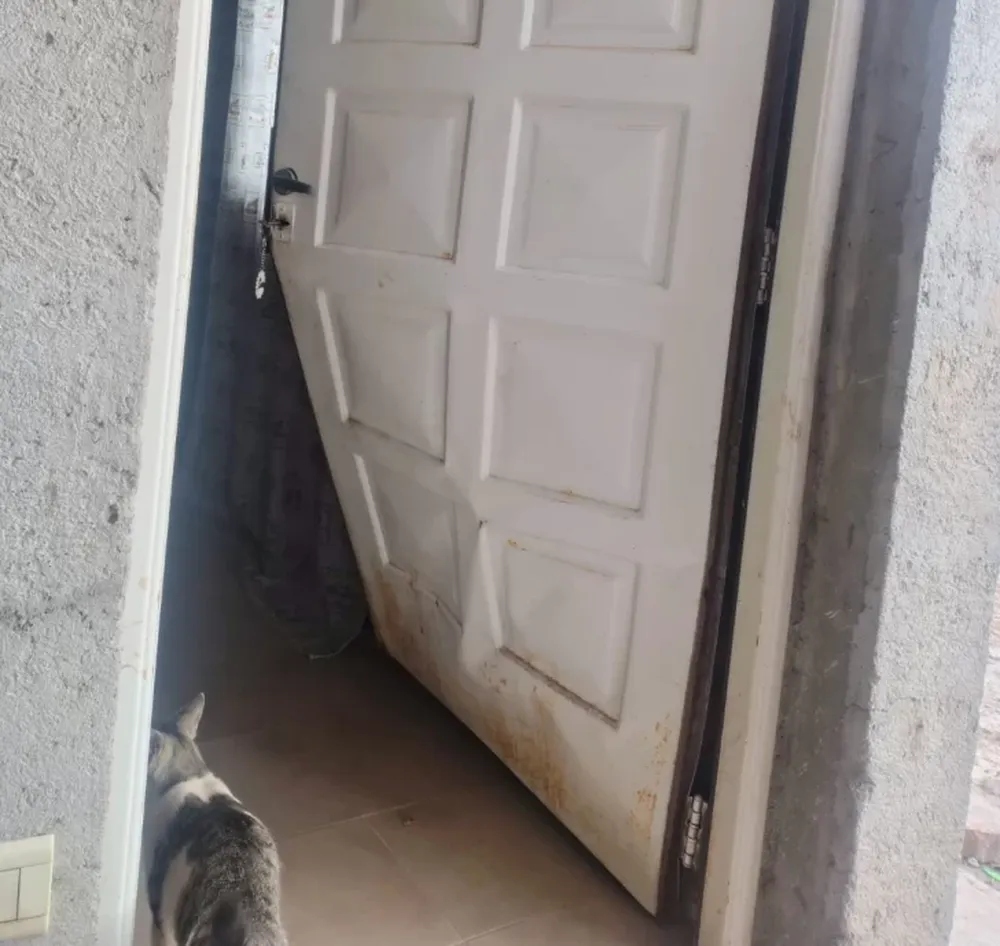 Destrozó la puerta de una casa para robar y lo detuvieron