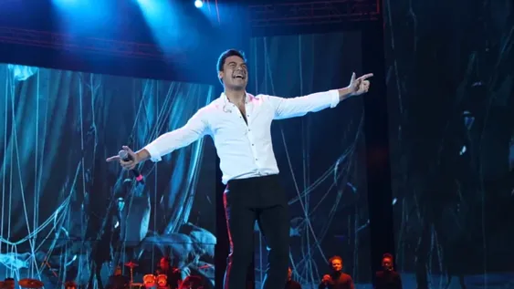 Carlos Rivera y una demostración de sensualidad ante miles de fanáticas