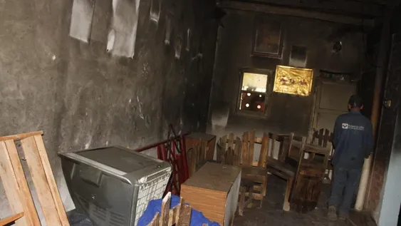 Robaron e incendiaron la casa donde casi matan de un tiro a joven con una tumbera