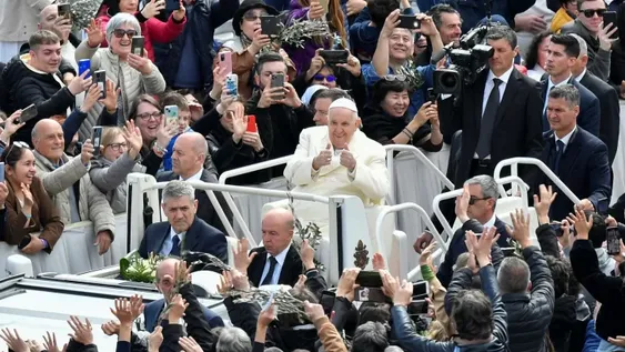 Palmas, olivo y aplausos al paso del Papa