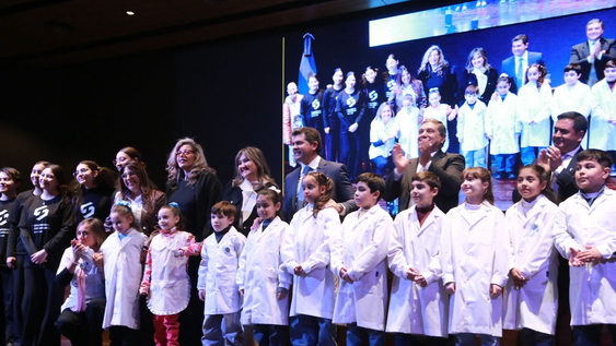 El gobernador Marcelo Orrego junto a alumnos sanjuaninos.