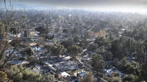Viviendas arrasadas por el fuego en Altadena, el domingo. (Foto El País)