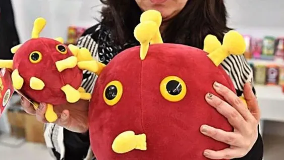 Una juguetería vende el “peluche del Covid-19”