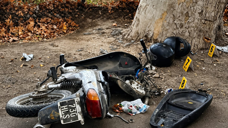 La motocicleta 110cc en la que circulaba una joven en Rivadavia cuando impactó de atrás con un camión.