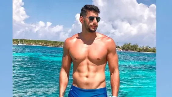 Un galán vende sus fotos hot y se sorprenden por un detalle