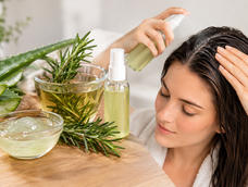 Tras ponerte tres cucharadas de aloe vera y romero en el pelo, se eliminará la caspa y frenará la caída.