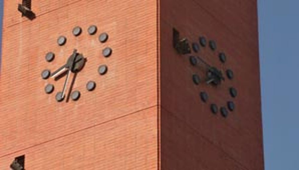 Por las bajas de tensión,  se desprogramó el reloj de la Catedral