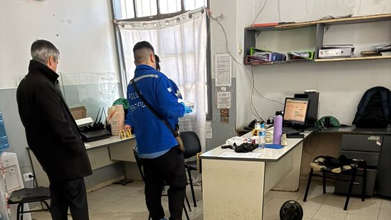 Interior de la Comisaría 34°: el fiscal Roberto Ginsberg y personal de Criminalística en plena investigación del hecho.&nbsp;