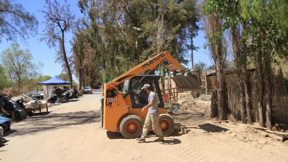 Zona del epicentro: hay carpas multiuso y mucha gente que todavía vive en la calle