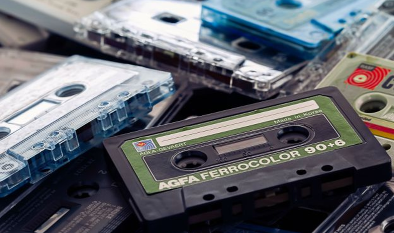 Moda que se recicla: compran viejos cassettes por hasta $900.000