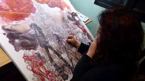 La artista sanjuanina componiendo El Carrusel desde la vereda