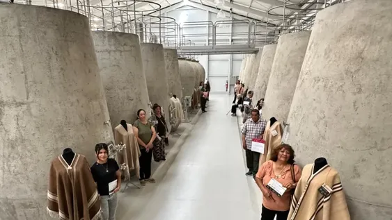 Imponente fue la puesta en escena de los ponchos que participaron de San Juan Premia su Poncho. Fue en Bodega Xumek.