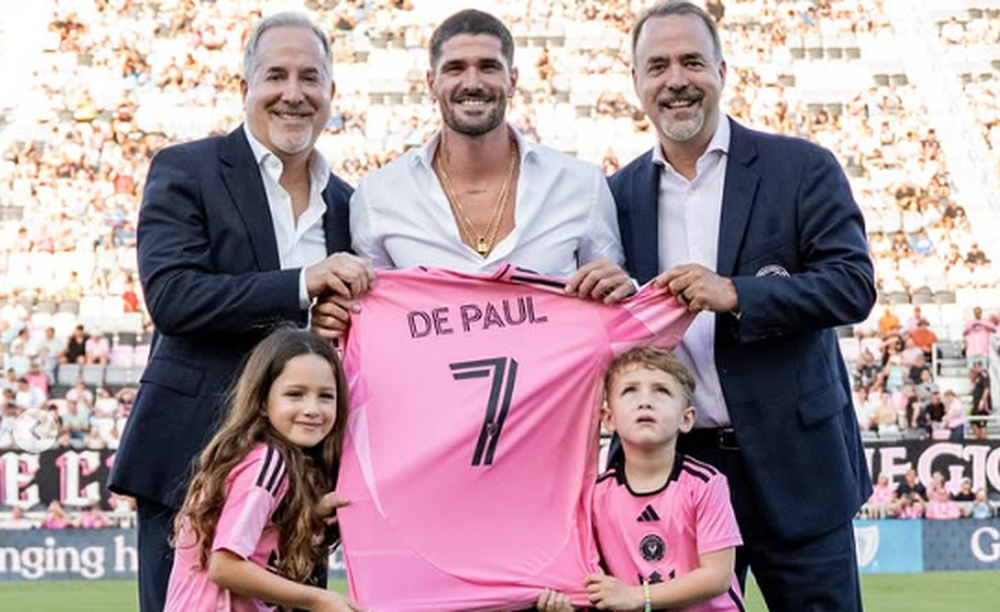 La presentación de Rodrigo De Paul en Inter Miami: su frase a los hinchas y la pancarta que le dedicaron