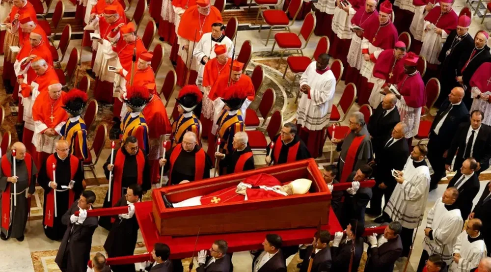EL RITUAL DEL  TRASLADO. Los restos de Francisco son trasladados hasta el altar en la basílica de San Pedro. Su paso fue seguido por una multitud conmovida.