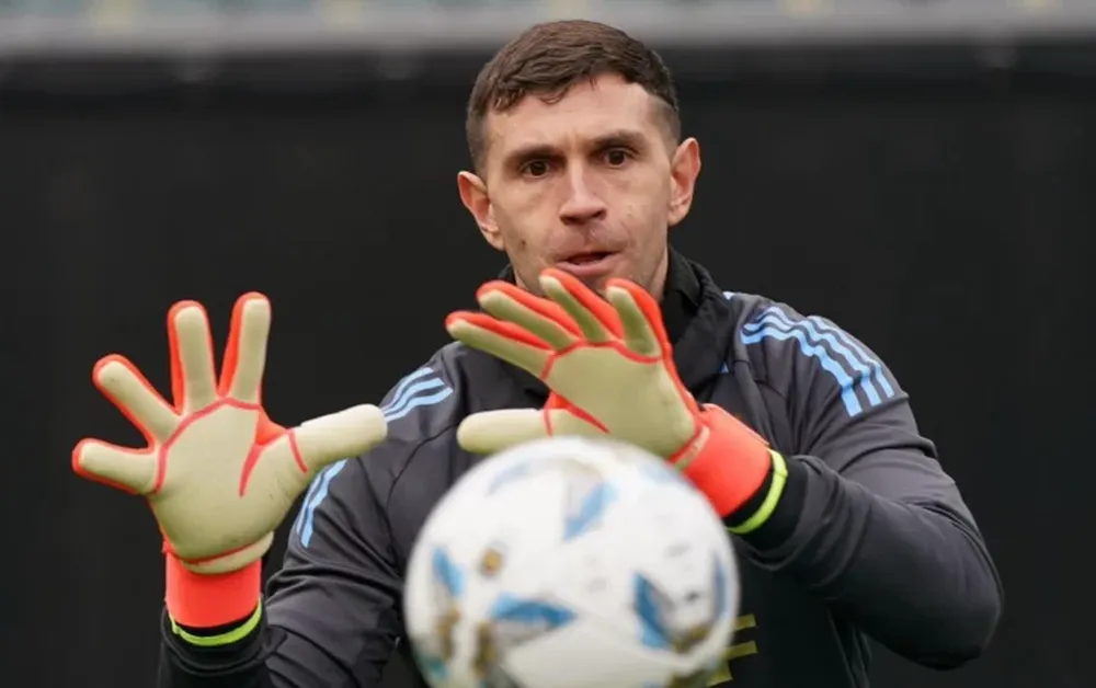 TOCADO. Dibu Martínez sintió el ritmo de la temporada y es duda en Argentina.