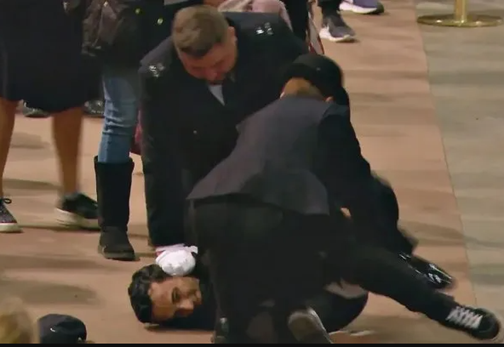 Funeral de Isabel II: un hombre intentó abalanzarse sobre el féretro y fue detenido