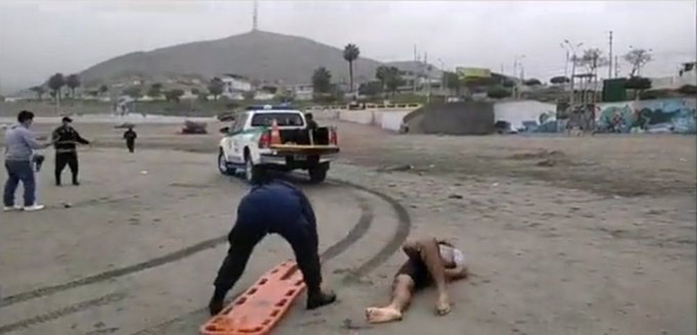 Como en Los Simpson, durante un simulacro se les cayó la víctima a los rescatistas