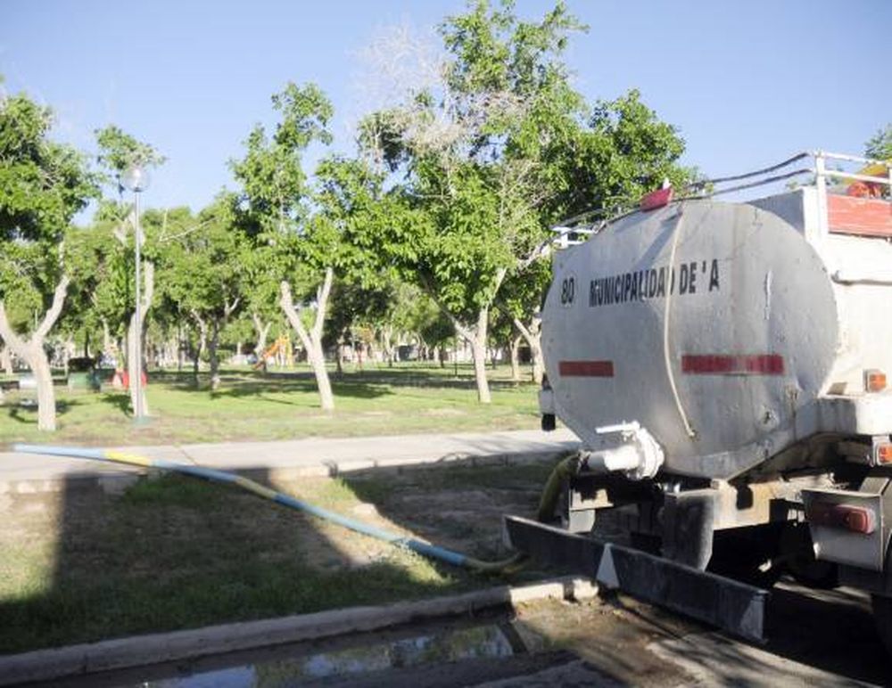 Crisis hídrica: riegan plazas  con agua del lago del Parque