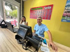 Javier Domínguez, el agenciero de 9 de Julio, dijo que invertirá la parte del premio del Quini 6 que le tocó en ampliar la agencia y expandir el negocio. Javier Domínguez, el agenciero de 9 de Julio, dijo que invertirá la parte del premio del Quini 6 que le tocó en ampliar la agencia y expandir el negocio.