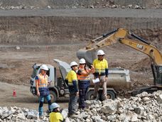 geologos de mineria recorren alta montana para controlar los proyectos mineros