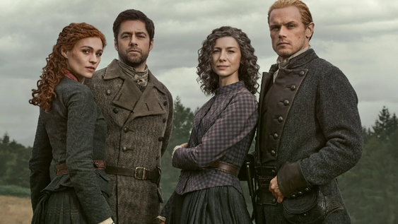 Sophie Skelton y Richard Rankin (izq) junto a los protagonistas de Outlander&nbsp; Caitríona Balfe y Sam Heughan.