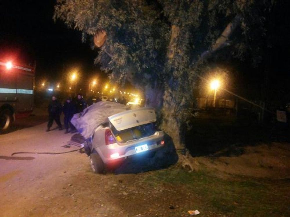 Murió al chocar contra un árbol