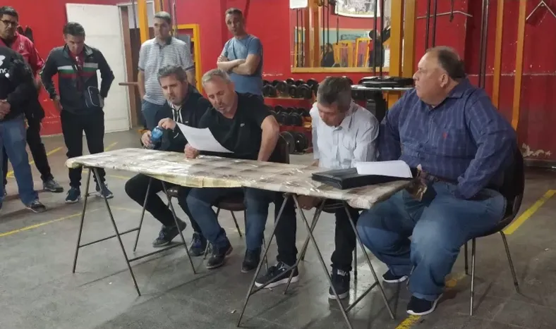 El presidente de Trinidad expulsó como dirigentes y socios al tesorero y protesorero