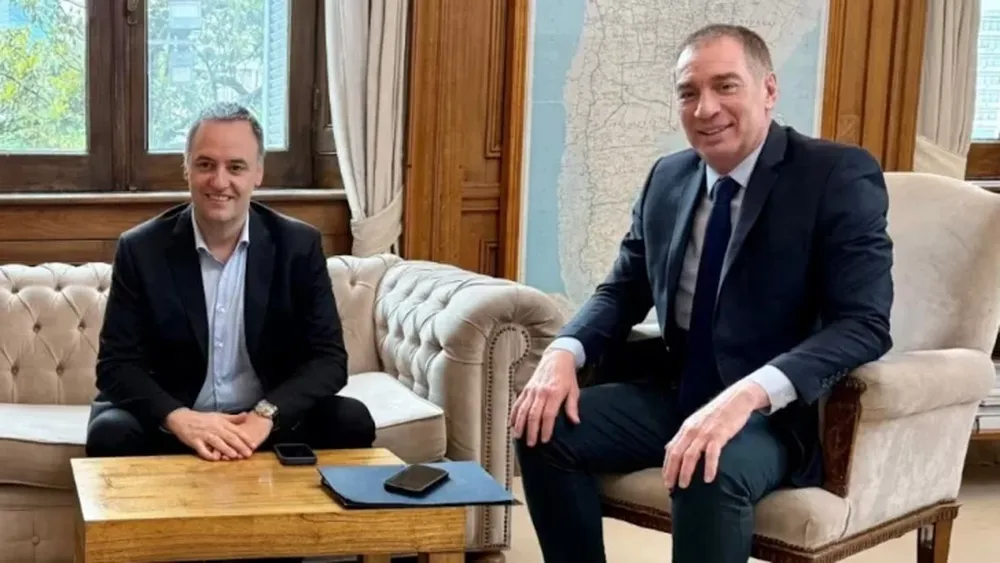 Santilli junto a Manuel Adorni.-