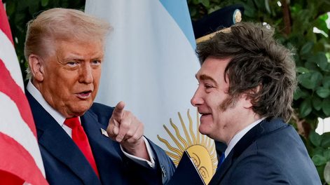 El presidente de Estados Unidos, Donald Trump, señala con el dedo mientras recibe al presidente de Argentina, Javier Milei, en la Casa Blanca en Washington, Estados Unidos.&nbsp;
