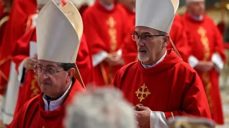 El cardenal Pierbattista Pizzaballa (derecha) es uno de los favoritos para asumir el pontificado. (Foto EFE)