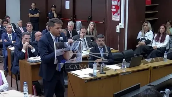 EL FISCAL Patricio Ferrari. Así presentó, en la primera audiencia del juicio, esta imagen de Diego en su lecho de muerte como prueba contra los profesionales de la salud imputados.