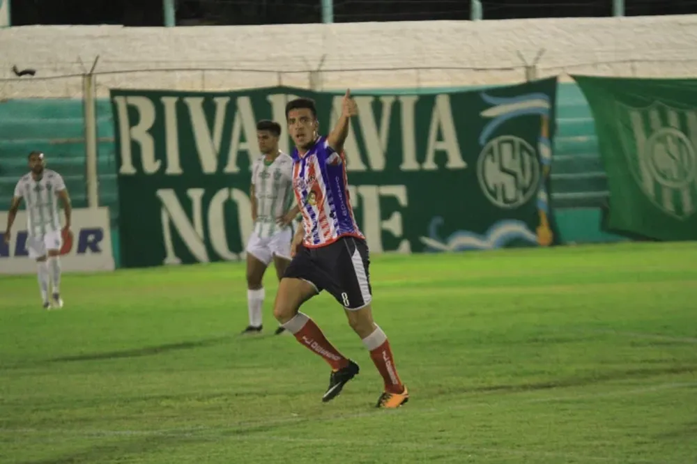 En un partido eterno y con irregularidades, Peñarol venció a Sportivo a domicilio