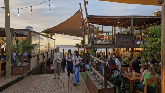 Atardecer gourmet. Los restaurantes frente a la playa son los preferidos por los sanjuaninos que se lanzar a conocer la gastronomía típica de La Serena.