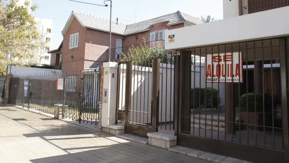 CAMBIOS. Desde que derogaron la ley de alquileres, los valores se ajustaron según mercado, dijo Costela. Además se sumaron más viviendas a la oferta, debido a que los contratos le convienen más a los propietarios.