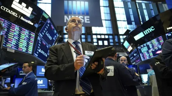Cepo al dólar: caen las acciones argentinas y sube el riesgo país