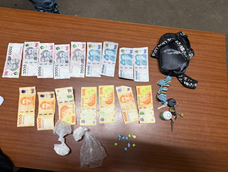 una mujer tenia arresto domiciliario por venta de drogas, se escapo y cayo en la calle con 10 envoltorios con cocaina