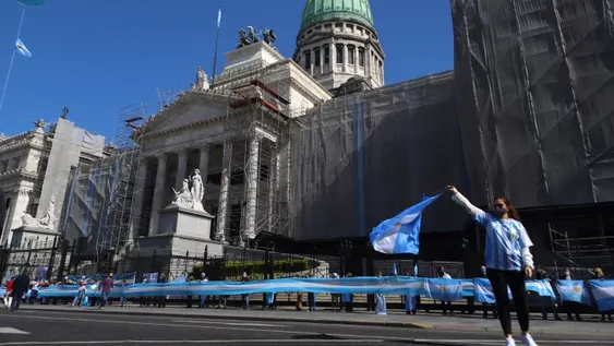Impuesto a ricos y reforma judicial, aplazados a octubre