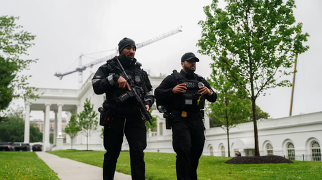 Agentes del Servicio Secreto de EE.UU. caminan por la Casa Blanca tras escucharse disparos en las inmediaciones.