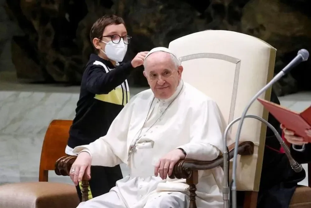 Un niño le “robó” el solideo al papa Francisco: su reacción