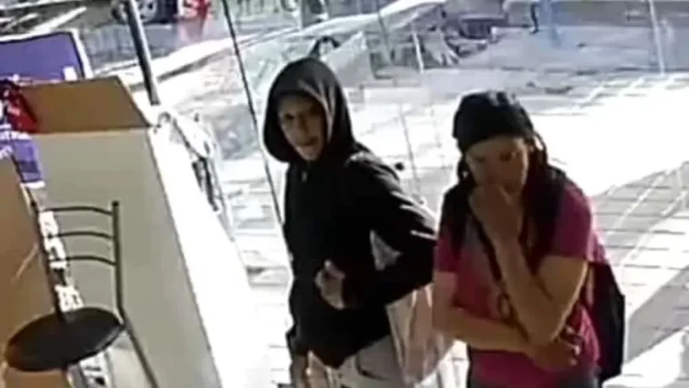 VIDEO: mecheras entran a un local del centro, roban y salen caminando