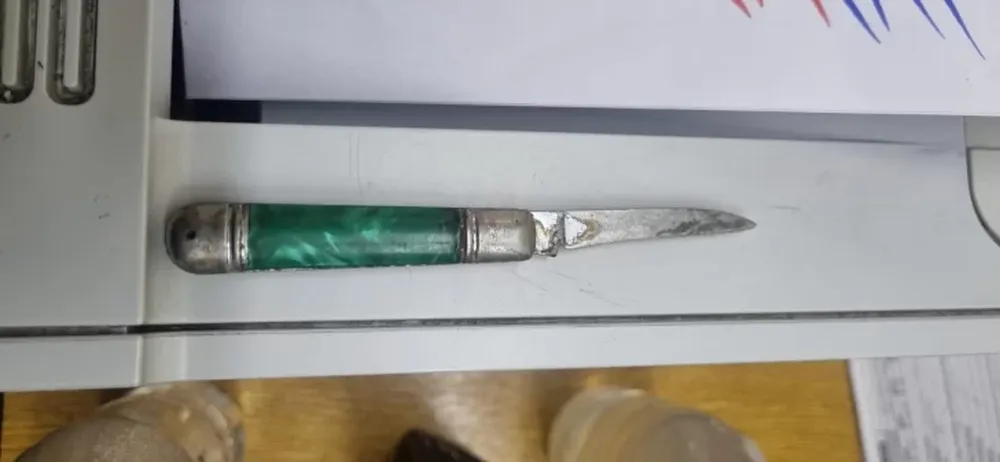 El cuchillo con el que intentó entrar.