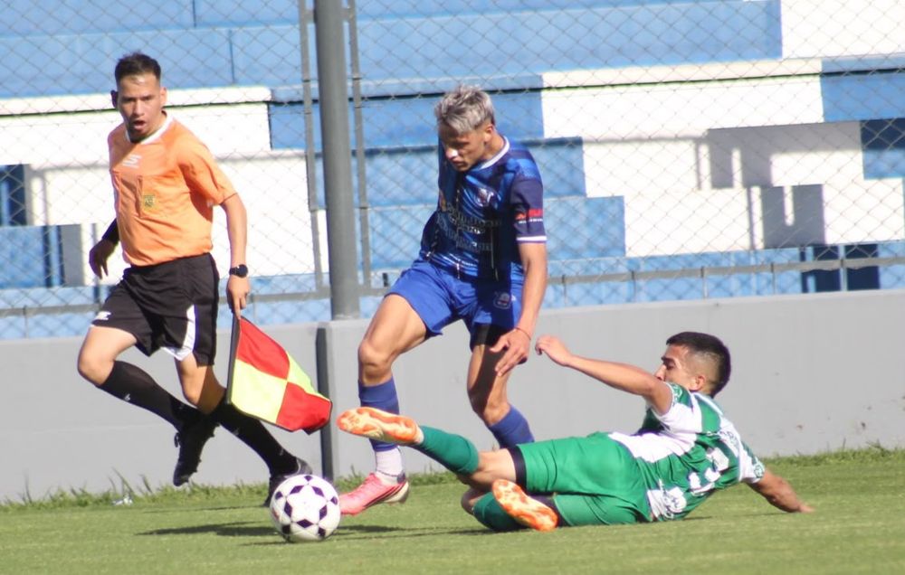 Ataque. Intenta Axel Brizuela, de Unión. El Azul empezó ganando, Desamparados se lo empató. Todo abierto en el Regional.
