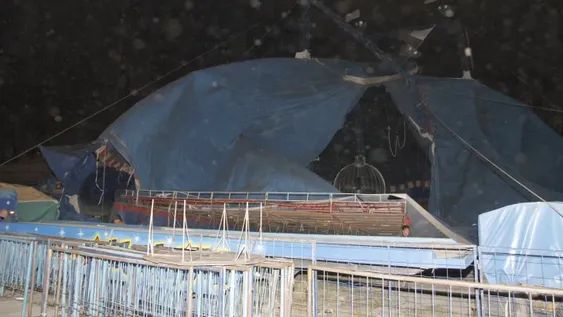 Mucho susto y 3 heridos: el viento le arrancó una parte a la carpa del circo en 25 de Mayo y España