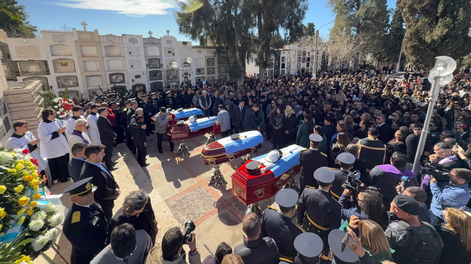 El sentido último adiós a las cuatro víctimas fatales de la tragedia aérea en el Cementerio de la Capital. Fotos: Daniel Arias / Diario de Cuyo