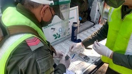 Paran a un automovilista y le hallan cocaína, marihuana y pastillas