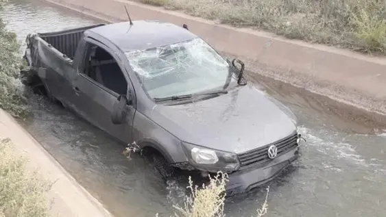 Tres al hospital por caer a un canal