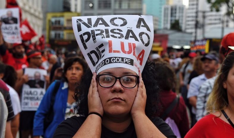 Lula, en andas de sus seguidores