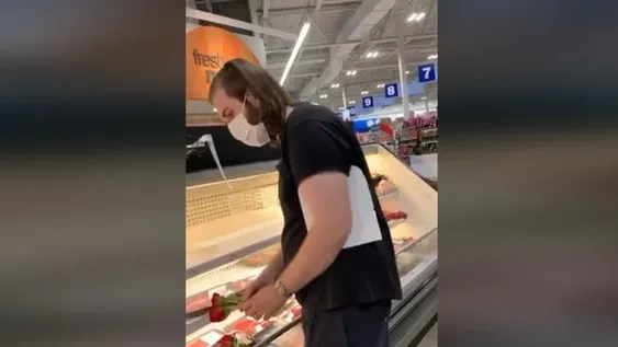 Veganos llevaron flores y “velaron” la carne en la góndola de un supermercado