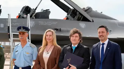 El curioso sticker pegado en uno de los aviones F-16 y la explicación oficial: “En honor al Presidente”